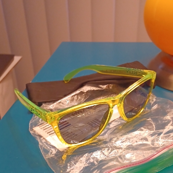 Oakley Frog Skin  Blue Mirror Lens, Trans Neon Green Frame Sunglasses NEW - Picture 1 of 5
